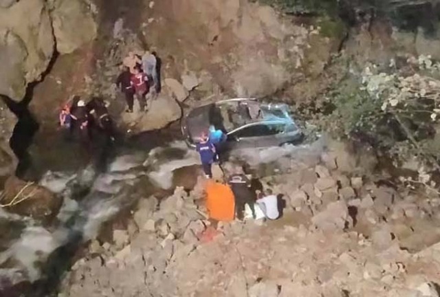 Trabzon'da otomobil dereye yuvarlandı: 1 ölü, 2 yaralı 3