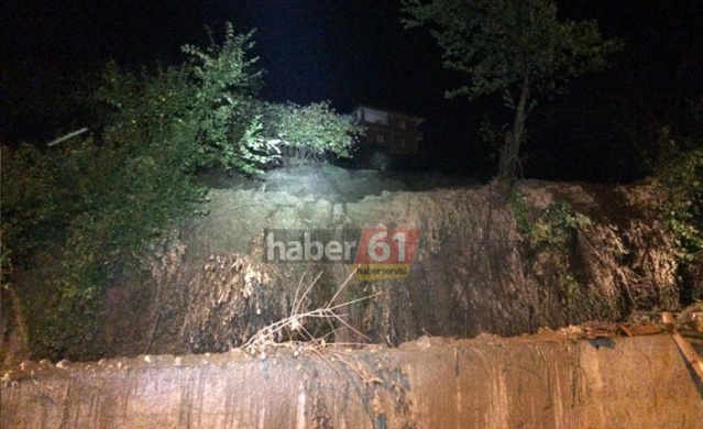 Arsin'de sağanak yağmur hasara neden oldu! 1 ev tamamen çöktü! 6