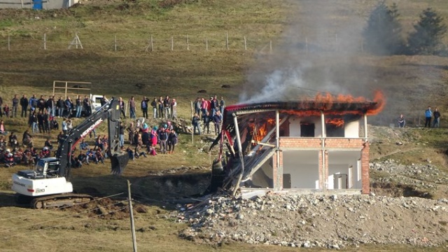 Yıkımı protesto için yayla evini ateşe verdiler 11