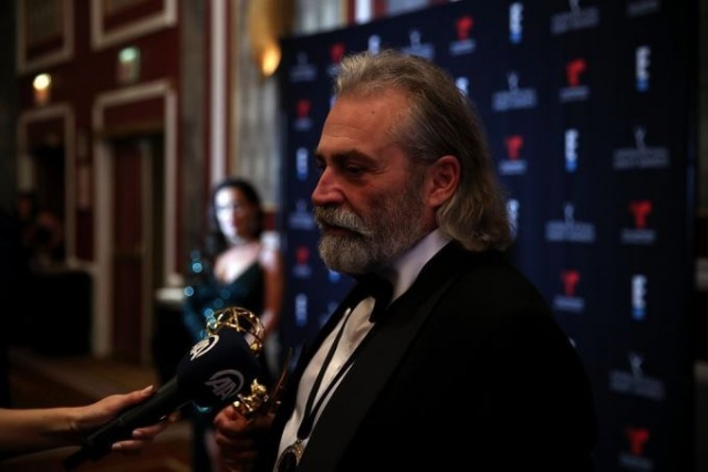 Haluk Bilginer Uluslararası Emmy Ödülleri'nde 'En İyi Erkek Oyuncu' ödülünü kazandı 15