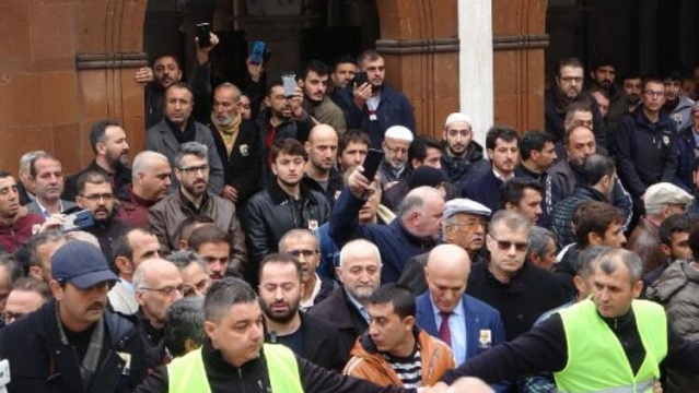 'Sahte peygamber' İskender Erol Evrenosoğlu'nun cenazesine 3 bin kişi katıldı 7