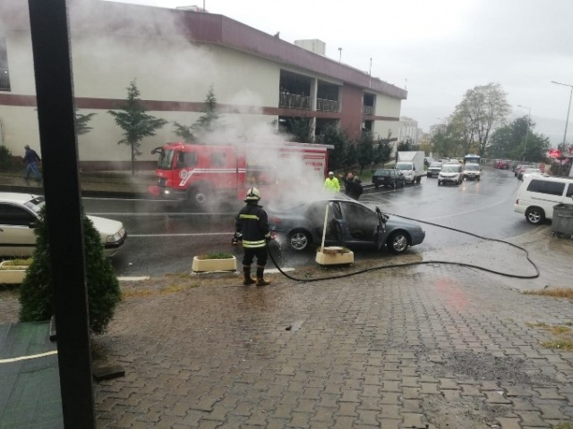 Rize'de seyir halindeki araç alev alev yandı 5