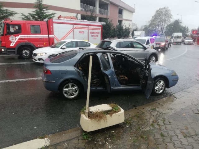 Rize'de seyir halindeki araç alev alev yandı 3