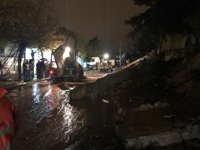 Şanlıurfa'da etkili yağmur nedeniyle okulun istinat duvarı çöktü 5
