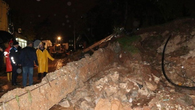 Şanlıurfa'da etkili yağmur nedeniyle okulun istinat duvarı çöktü 1