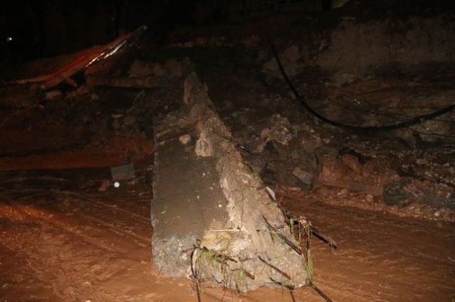 Şanlıurfa'da etkili yağmur nedeniyle okulun istinat duvarı çöktü 3