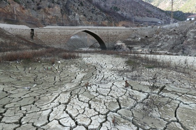 Doğu Karadeniz baraj gölünde sular 40 metre çekildi 5
