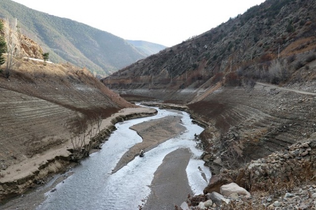 Doğu Karadeniz baraj gölünde sular 40 metre çekildi 15