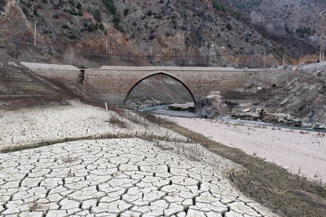 Doğu Karadeniz baraj gölünde sular 40 metre çekildi 19
