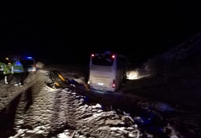 Trabzon plakalı yolcu otobüsü kaza yaptı 5