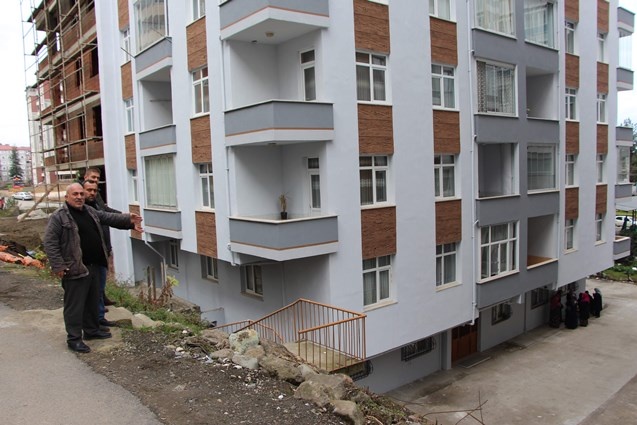 Trabzon'da bu bina sahipleri hapishane hayatı yaşıyor 10