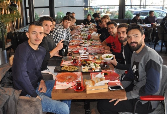 Hekimoğlu Trabzon'da önce kahvaltı sonra antrenman 4