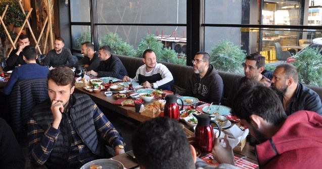 Hekimoğlu Trabzon'da önce kahvaltı sonra antrenman 5