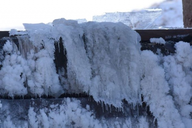 Kars'ta baraj gölü yüzeyi tamamen dondu! 3