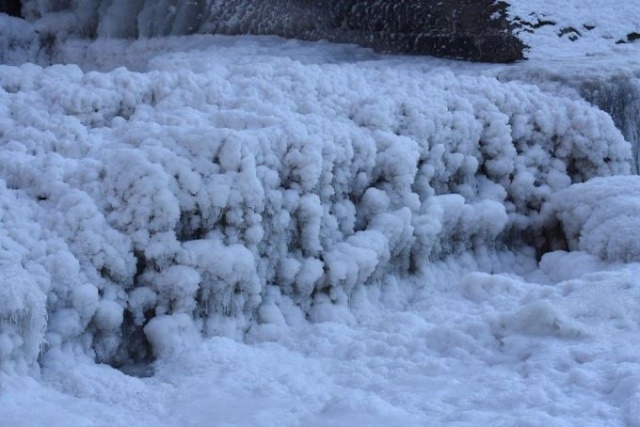 Kars'ta baraj gölü yüzeyi tamamen dondu! 1