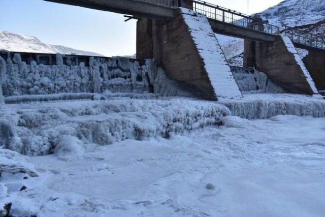 Kars'ta baraj gölü yüzeyi tamamen dondu! 5