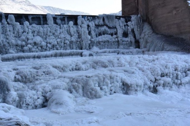 Kars'ta baraj gölü yüzeyi tamamen dondu! 4