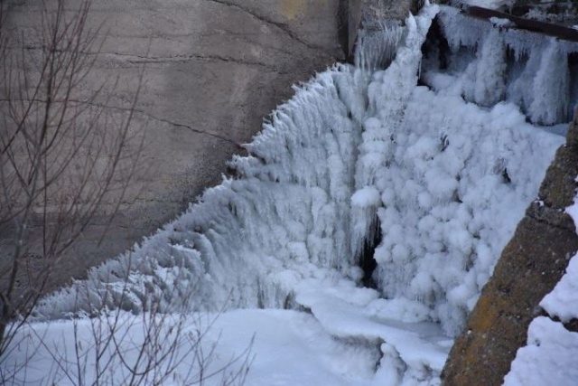 Kars'ta baraj gölü yüzeyi tamamen dondu! 6