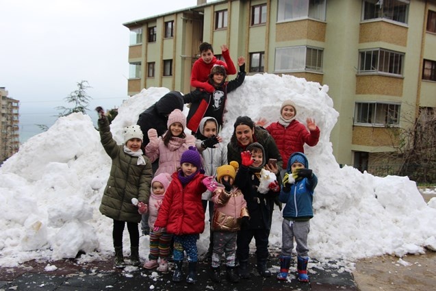 3 yıldır kar yağmayan Trabzon'a kamyonla kar getirdiler 2