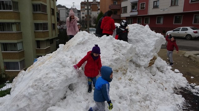 3 yıldır kar yağmayan Trabzon'a kamyonla kar getirdiler 8