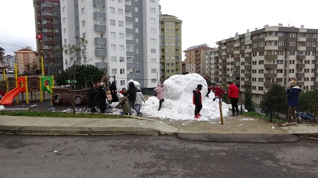 3 yıldır kar yağmayan Trabzon'a kamyonla kar getirdiler 7
