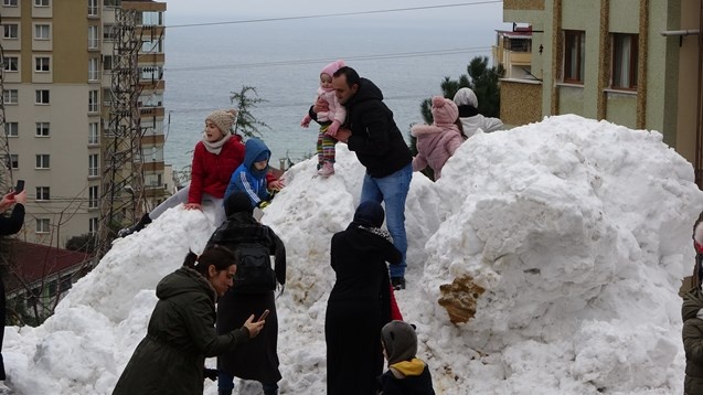 3 yıldır kar yağmayan Trabzon'a kamyonla kar getirdiler 9