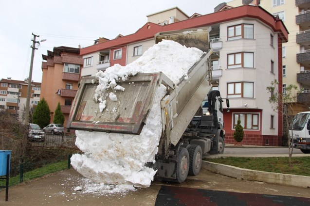 3 yıldır kar yağmayan Trabzon'a kamyonla kar getirdiler 5