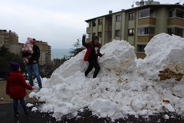 3 yıldır kar yağmayan Trabzon'a kamyonla kar getirdiler 3