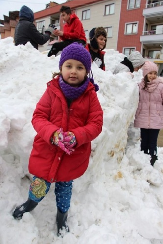 3 yıldır kar yağmayan Trabzon'a kamyonla kar getirdiler 13