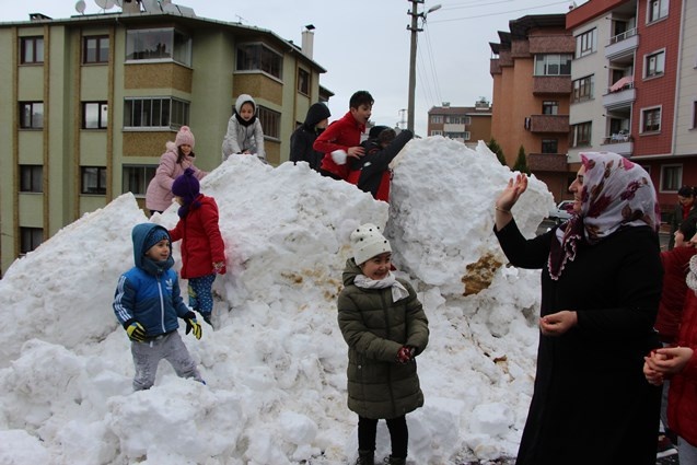 3 yıldır kar yağmayan Trabzon'a kamyonla kar getirdiler 12