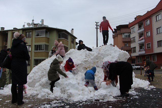 3 yıldır kar yağmayan Trabzon'a kamyonla kar getirdiler 10