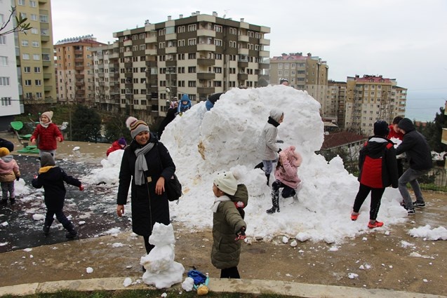 3 yıldır kar yağmayan Trabzon'a kamyonla kar getirdiler 11