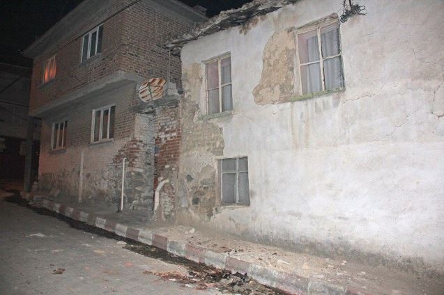 Manisa'da deprem korkusuyla vatandaşlar sokakta kaldı 4