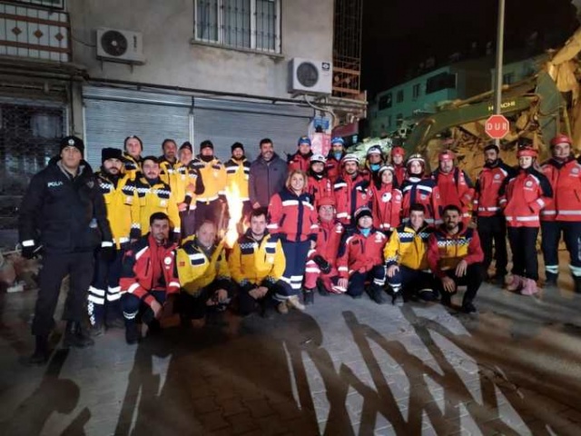 Trabzon'dan deprem bölgesine - Canla başla çalışıyorlar 3