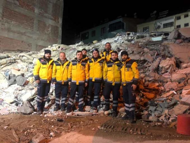 Trabzon'dan deprem bölgesine - Canla başla çalışıyorlar 18