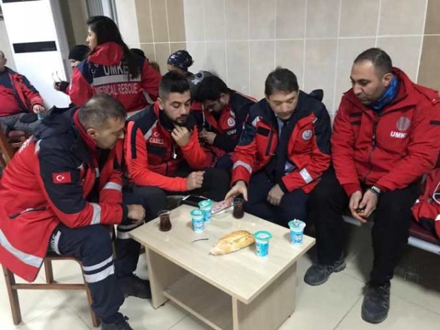 Trabzon'dan deprem bölgesine - Canla başla çalışıyorlar 22