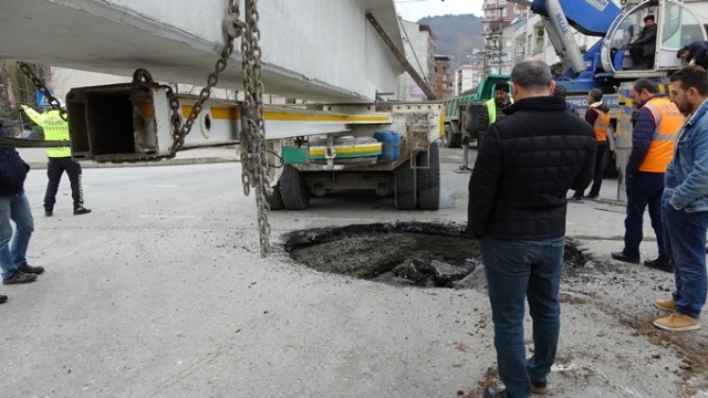 Trabzon'da yol çöktü, ulaşım durdu 7
