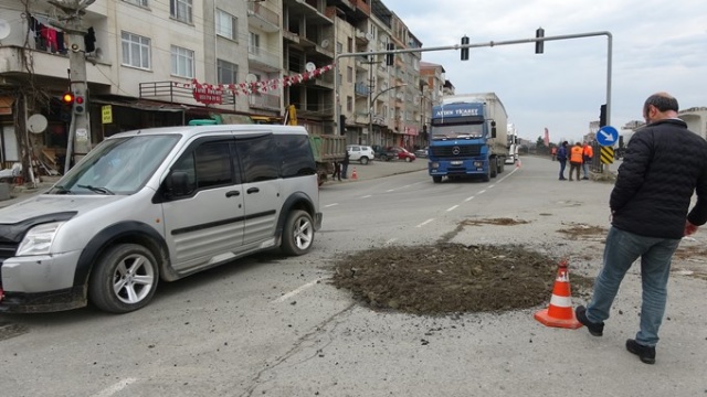 Trabzon'da yol çöktü, ulaşım durdu 6