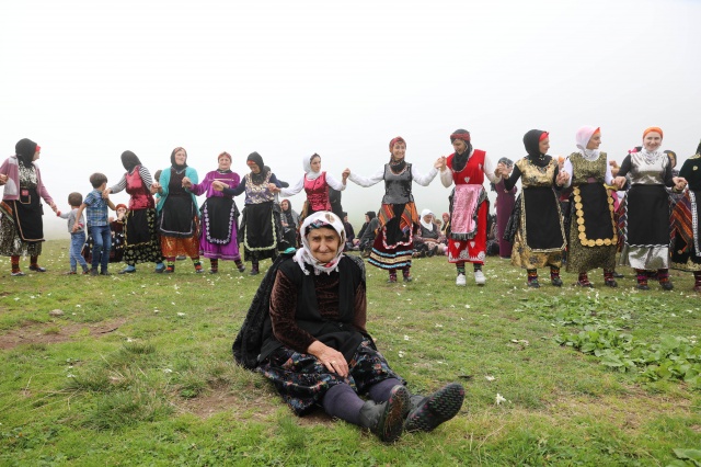 Karadeniz kadınları işe koyuldu 14