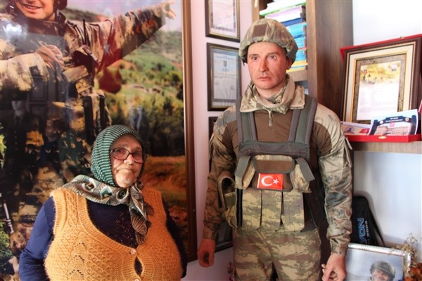 Trabzonlu anne şehit oğlunun acısını bal mumu heykeli ile gidermeye çalışıyor 6
