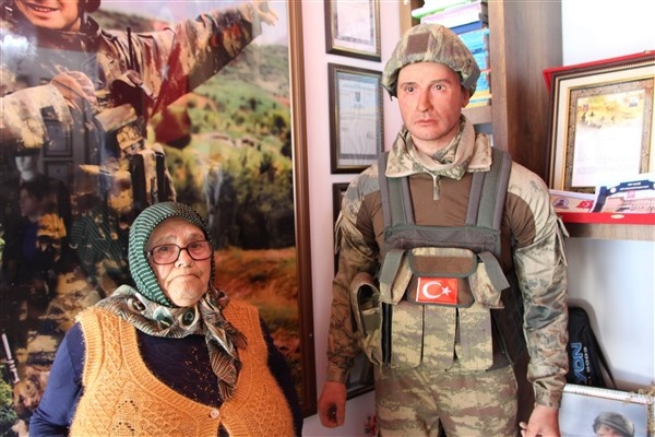 Trabzonlu anne şehit oğlunun acısını bal mumu heykeli ile gidermeye çalışıyor 15