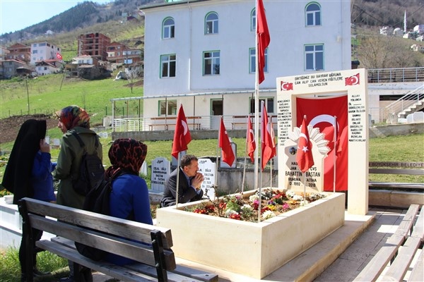 Trabzonlu anne şehit oğlunun acısını bal mumu heykeli ile gidermeye çalışıyor 8