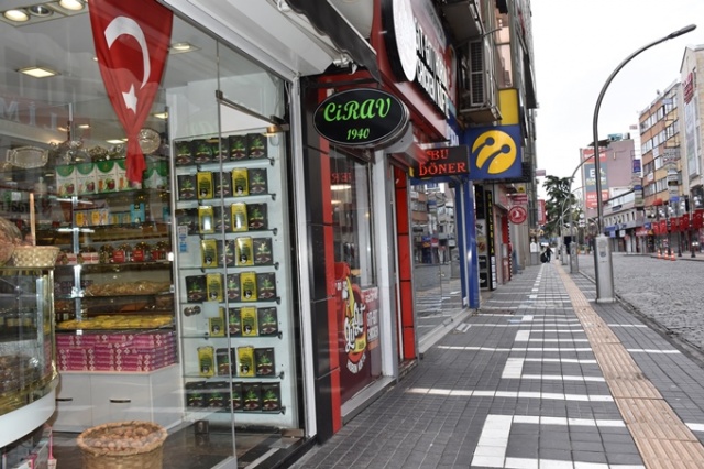 Sokağa çıkma kısıtlamasının ilk gününde Trabzon'da sokaklar boş kaldı 10