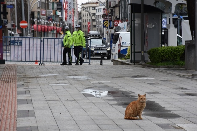 Sokağa çıkma kısıtlamasının ilk gününde Trabzon'da sokaklar boş kaldı 6