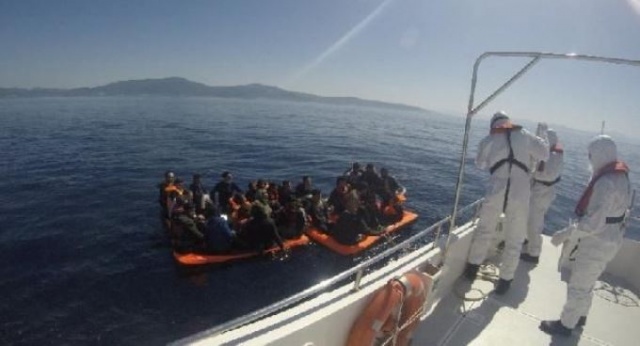 İzmir’de 30 göçmen kurtarıldı! 1
