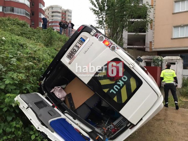 Trabzon'da kaza, servis aracı devrildi 3