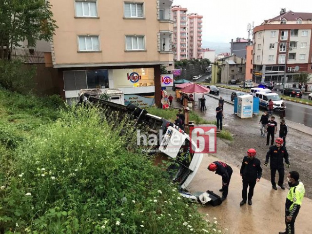 Trabzon'da kaza, servis aracı devrildi 2