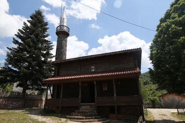 Trabzonlu ustalar tek çivi çakmadan yaptı, 136 yıldır ayakta 11