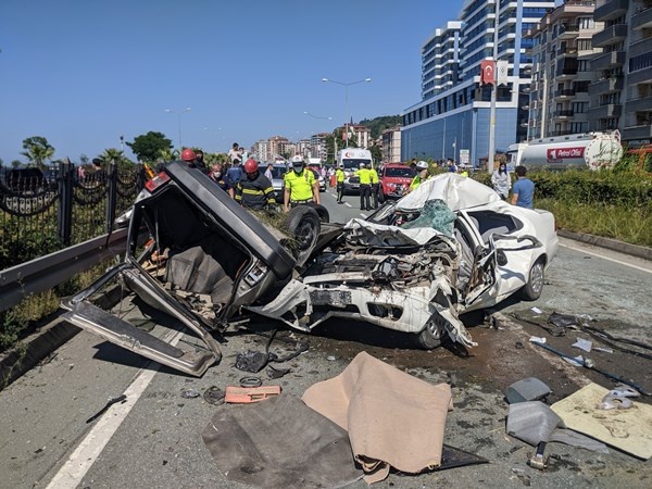 Trabzon Plakalı araç Rize'de kaza yaptı! Baba ve oğlu hayatını kaybetti 11