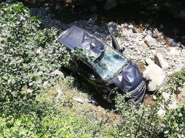 Trabzon'da otomobil dere yatağına yuvarlandı: 1'i ağır 2 yaralı 5
